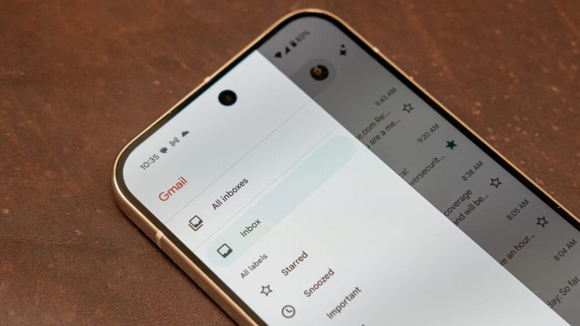 Uporabnik na prenosniku ureja svoj Gmail naslov kot simbol spremembe digitalne identitete