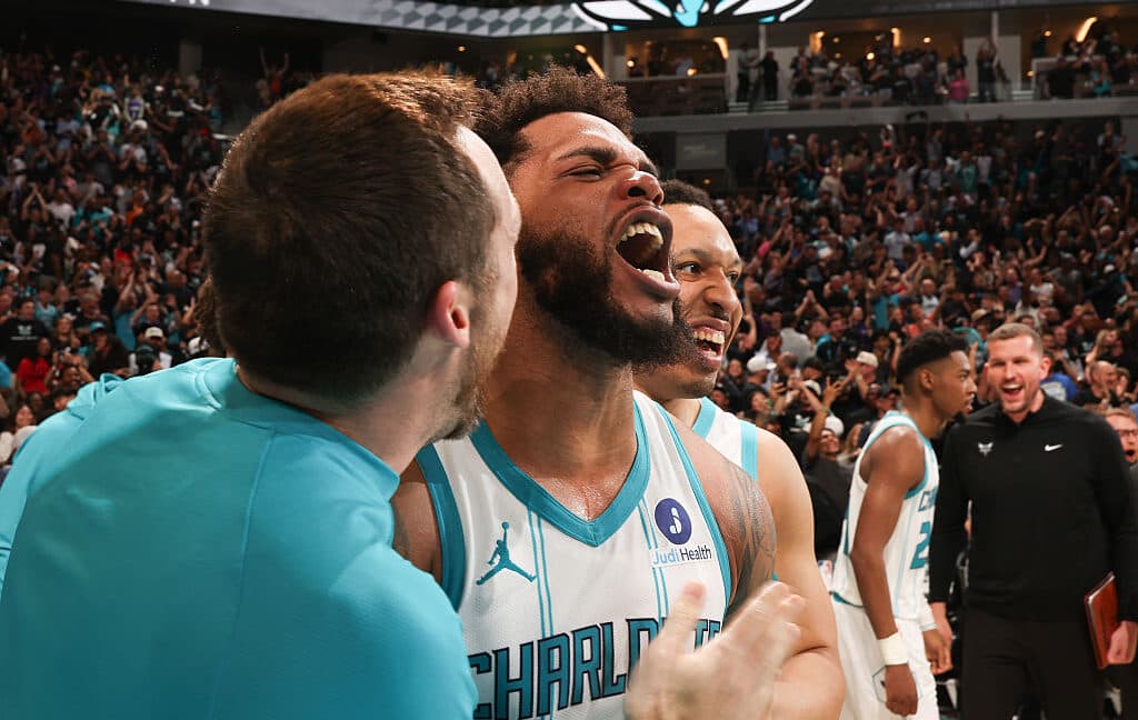 Basketball game on a TV with a streaming technical difficulties warning