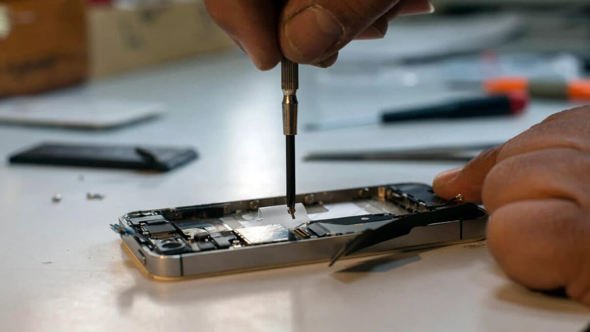 US lawmakers debating technology repair rules in a legislative hearing room