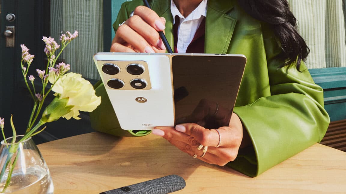 Motorola Razr Fold halb aufgeklapptes Buch-Foldable mit groĂem Innendisplay