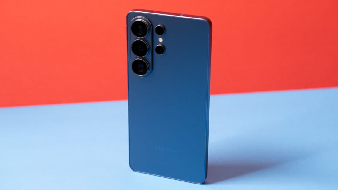 Samsung Galaxy S26 Ultra sobre una mesa, mostrando su gran pantalla y módulo de cámaras traseras